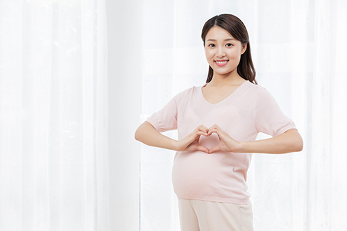 影响香港验血查性别不准的因素有什么 　 　　现在香港dna验血是一种备受香港孕妈们信赖和认可的性别鉴定技术，但是对于内地的孕妈们来说，还是比较陌生的技术。很多孕妈们都会担心这种技术的准确率问题，其实只要达到香港验血的条件，准确率能达到99.4%。那么，影响香港验血查性别不准的因素有什么？下面就来详细了解一下吧。  　　香港验血查性别的官方准确率是99.4%，并不能做到100%的准确率，这是由于DNA检测本身并不是一种诊断方法，而是间接的通过PCR，测序，来检测目的基因的数量和序列，再通过数学分析给出的一种风险评估。由于遗传基因是非常稳定的，且测序技术也非常精确，相比一些传统的医学检测，基因检测的结果准确率已近非常高了。但是在基因检测领域有非常丰富经验的香港仁健医学机构友情提示，以下的情况会引起检测结果不准  　　1、首先妊娠的周数不够，胎儿的染色体在母亲血液中含量很少，达不到检测的灵敏度，检测不到胎儿的染色体或者检测到的染色体数量很少，有可能引起检测结果假阴性。  　　2、其次是孕妇在检测时间一年以内做过流产手术或者生过男性宝宝，由于上一胎的染色体有可能残留在母体内没有被代谢掉，就会产生干扰，使检测结果假阳性。但由于每个人的新陈代谢速率不同，影响的程度也会不同。  　　3、孕妇在检测时间的一年内有过接受输血，或者器官移植。由于提供血液或器官的提供者有可能是男性，引入Y-DNA产生干扰，使得检测结果呈假阳性。  　　4、最后是一些医学上的罕见情况，比如胎儿是基因型为XY，XX的嵌合体，即一部分细胞是XY，一部分细胞是XX，或者胎儿的胎盘是基因型为XY，XX细胞的嵌合体，胎盘的染色体和胎儿的染色体不同，检测结果会和胎儿实际的性别不符。  　　5、如果在化验过程中，化验所操作不规范，或者样品的运送和保存不规范，引起溶血，或者污染，也会带来误差。香港仁健医学机构作为目前香港最大的一家鉴定机构，是孕妈们完全值得放心的选择，中心在DNA验血技术方面也运行的非常成熟，同时在这里做测试也不会存在任何乱费用的现象，是孕妈们做胎儿性别鉴定的最佳选择。